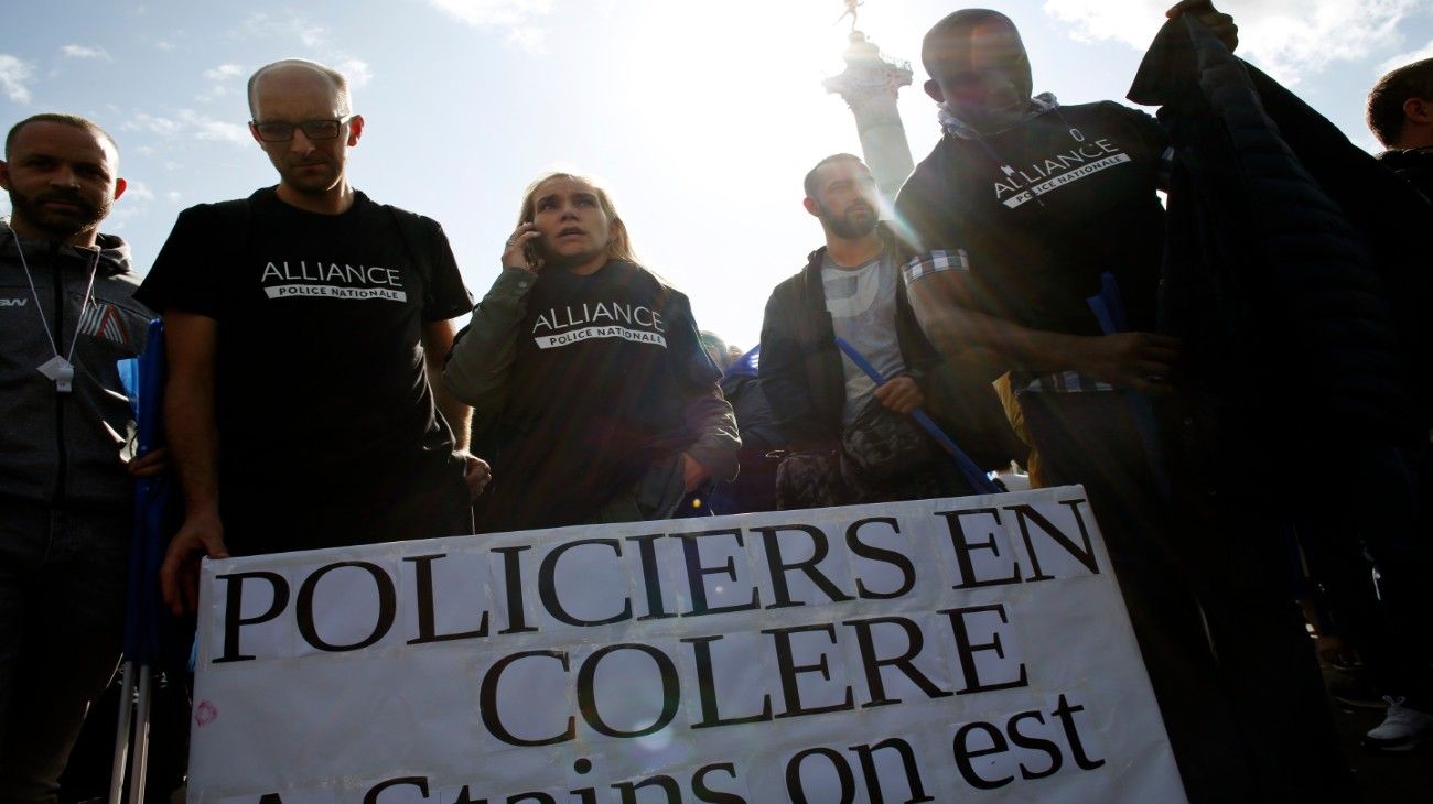 Marcha en París por una ola de suicidios de policías franceses.