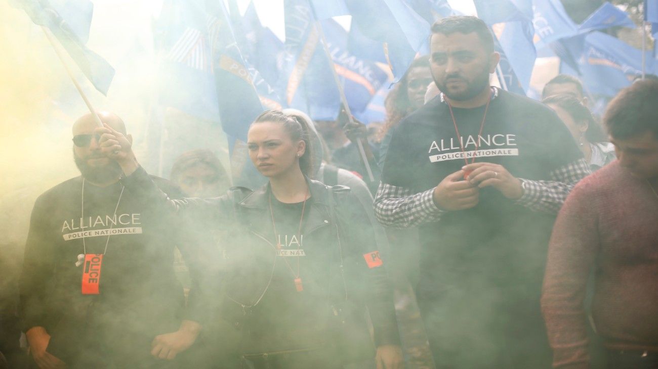 Marcha en París por una ola de suicidios de policías franceses.