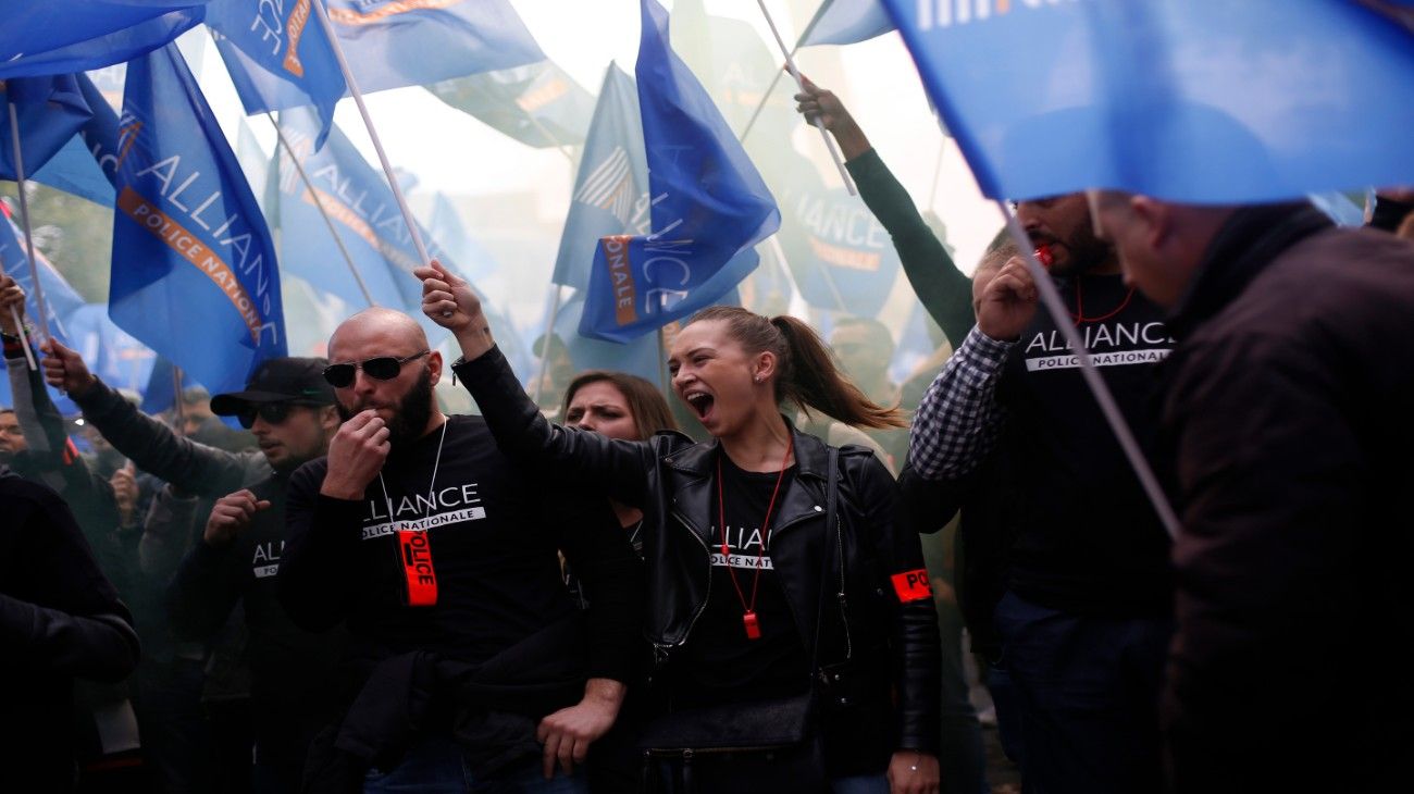 Marcha en París por una ola de suicidios de policías franceses.