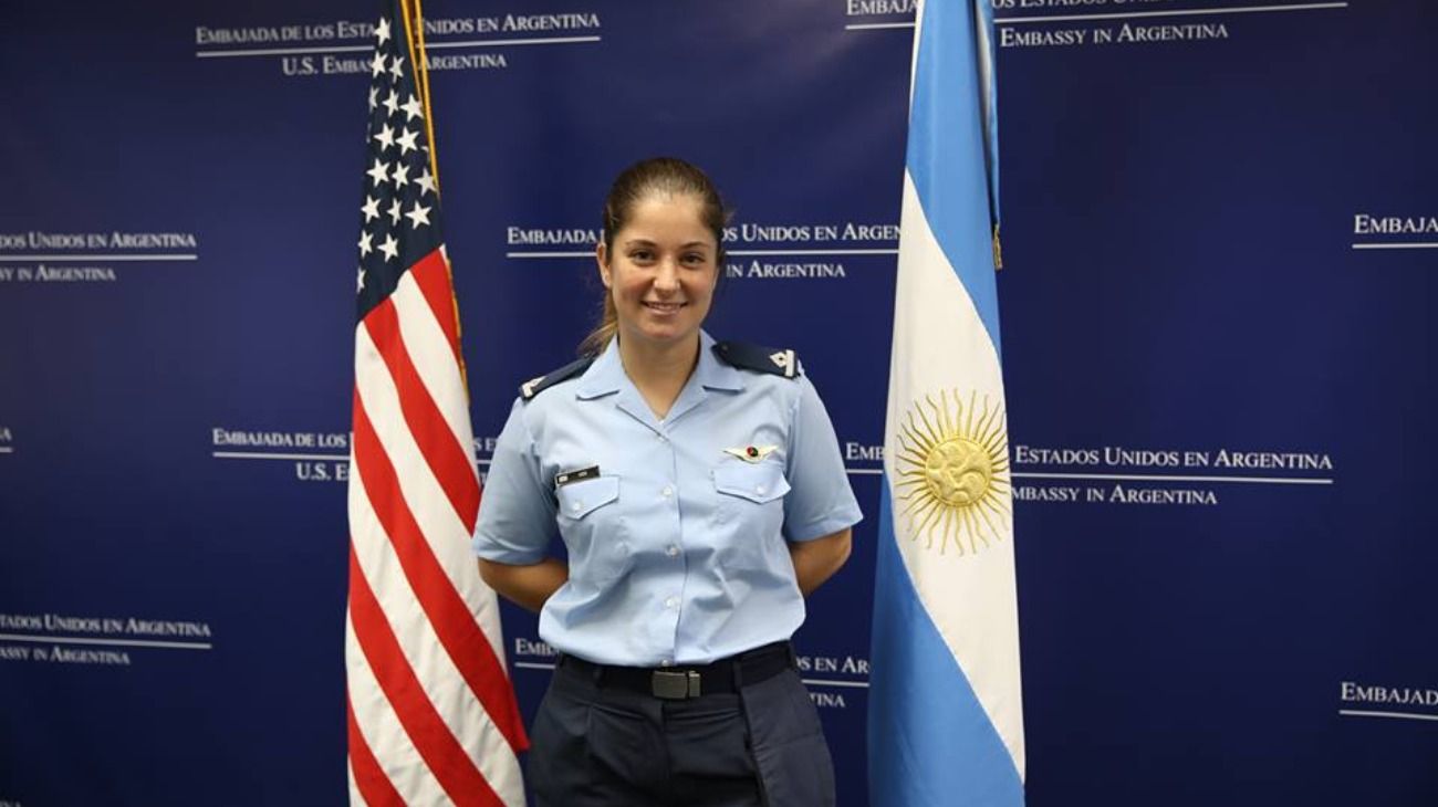 Sofía María Vier tiene 25 años y nació en Córdoba. Finalizó con éxito el Curso de Aviador Militar de la Fuerza Aérea de Estados Unidos.