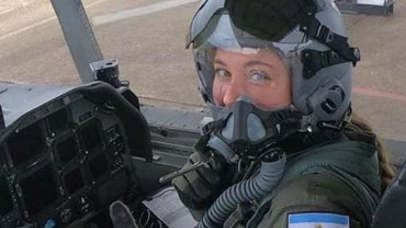 Sofía María Vier tiene 25 años y nació en Córdoba. Finalizó con éxito el Curso de Aviador Militar de la Fuerza Aérea de Estados Unidos.