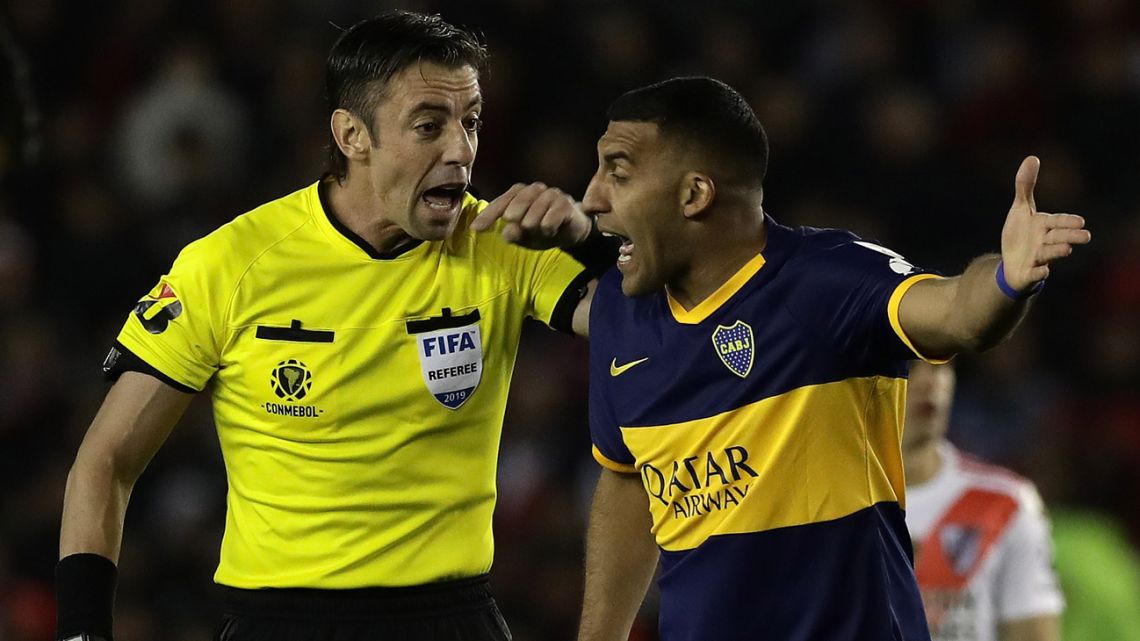 Boca Juniors' Ramón Ábila argues with Brazilian referee Raphael Claus during the all-Argentine Copa Libertadores semi-final first leg at the Monumental.