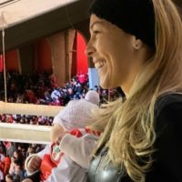 Geraldine, la esposa del "Muñeco" Gallardo fue a alentarlo y llevó a su bebé