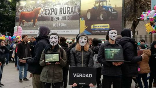 Organizaciones de activistas por el veganismo en La Rural.