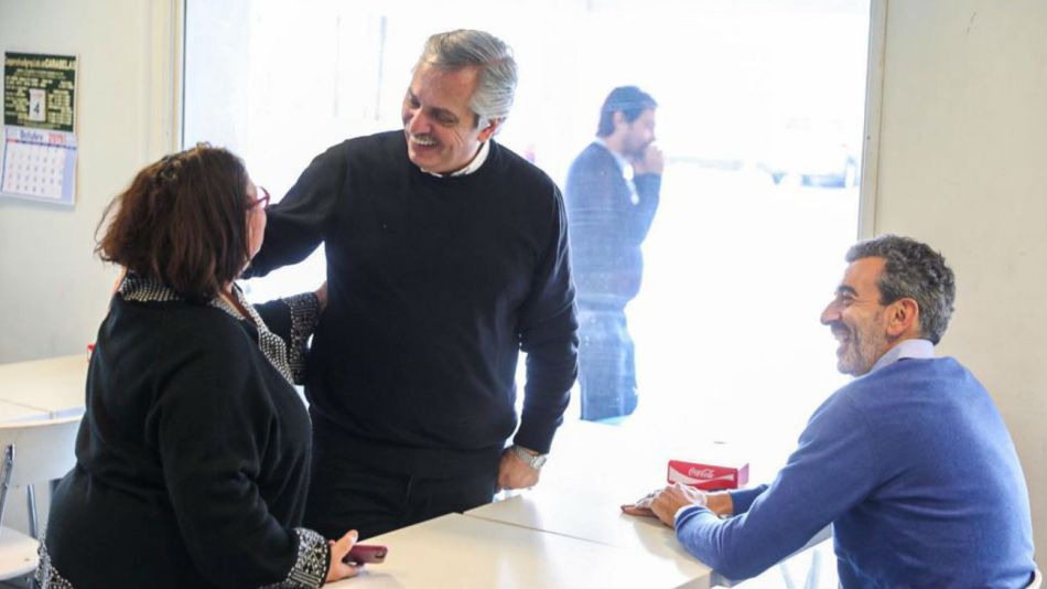 Alberto Fernández acompañado por Florencio Randazzo en una recorrida de campaña.
