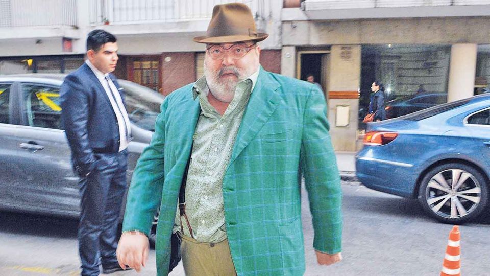 Descanso obligado. Una de las últimas fotos de Lanata, al ingresar a la radio caminando.
