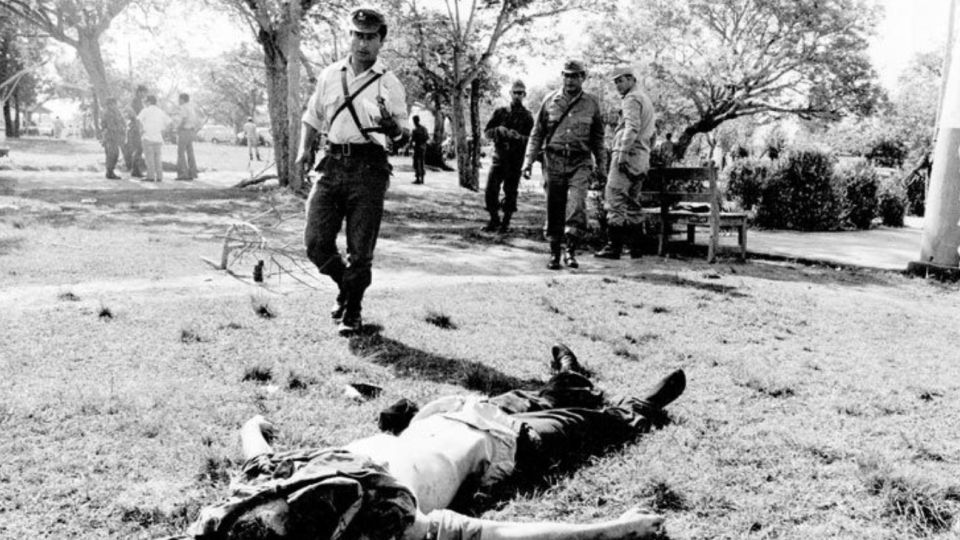 Los cuerpos de los montoneros quedaron en el cuartel.