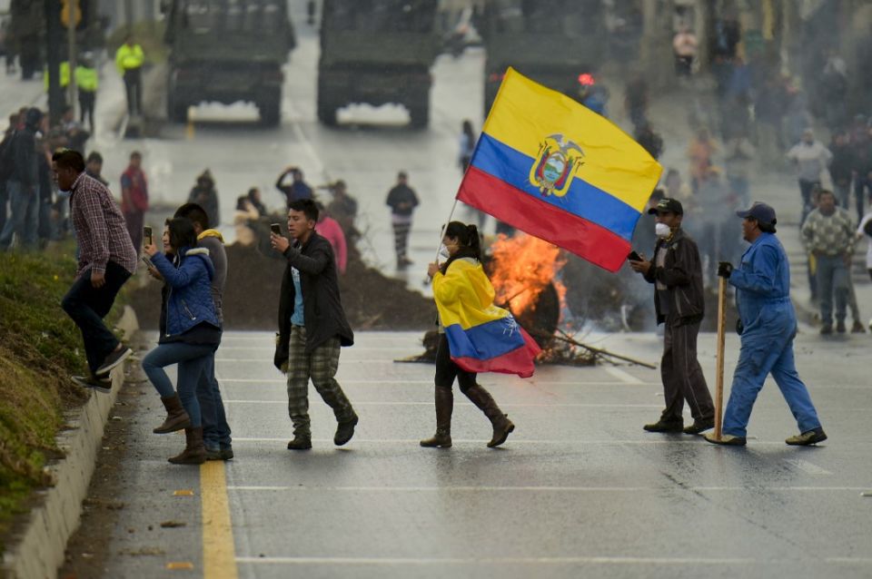 Entre violentas protestas, Ecuador acusó "al sátrapa de Maduro" y