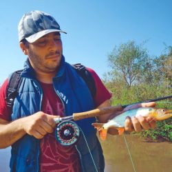 Diego Pitt y un dientudo real, pescado en un arroyo. 