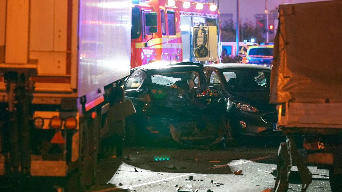 El camión se estrelló contra alrededor de nueve autos que estaban en un semáforo en rojo.