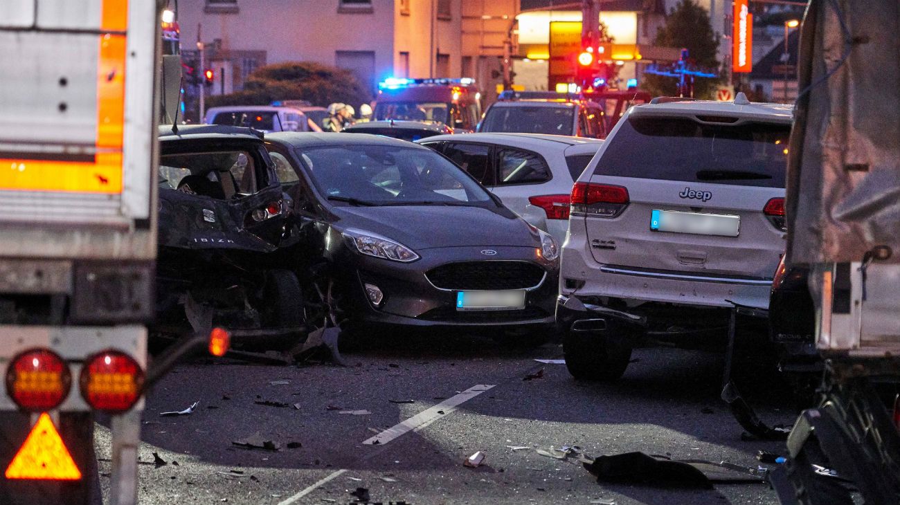 El camión se estrelló contra alrededor de nueve autos que estaban en un semáforo en rojo.