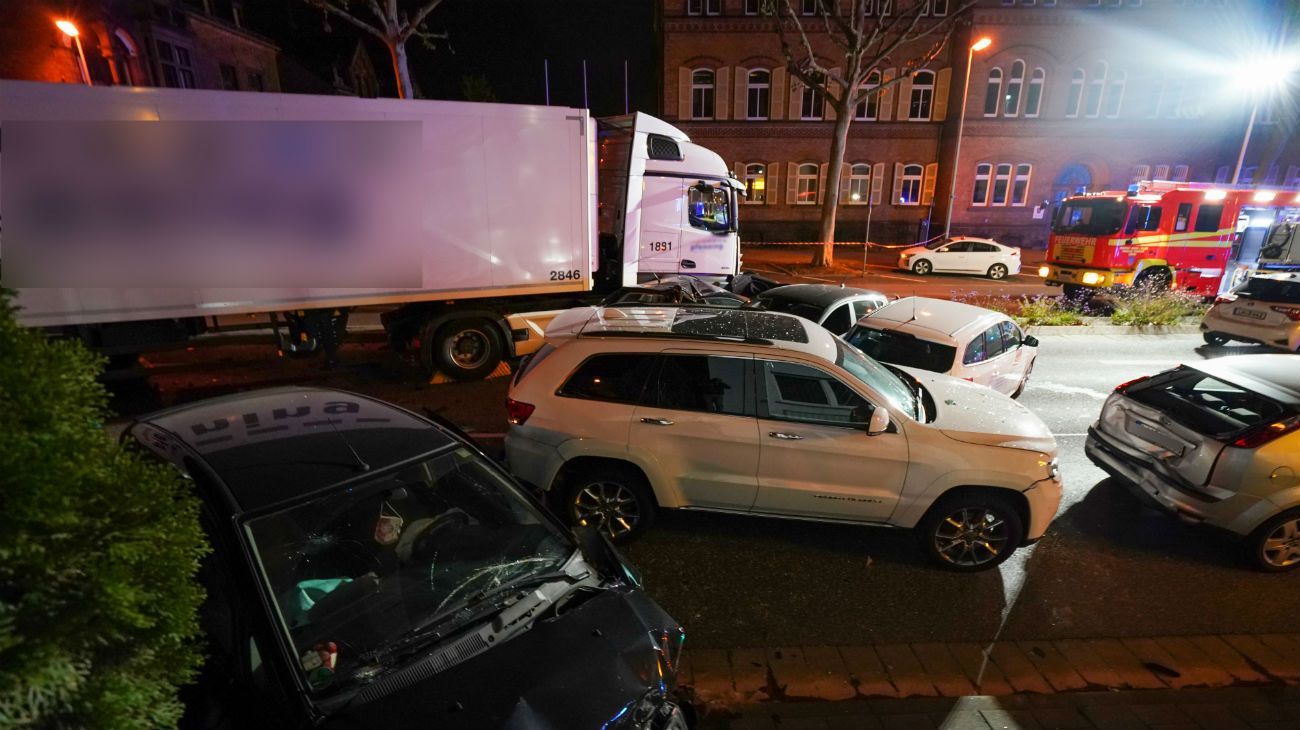 El camión se estrelló contra alrededor de nueve autos que estaban en un semáforo en rojo.