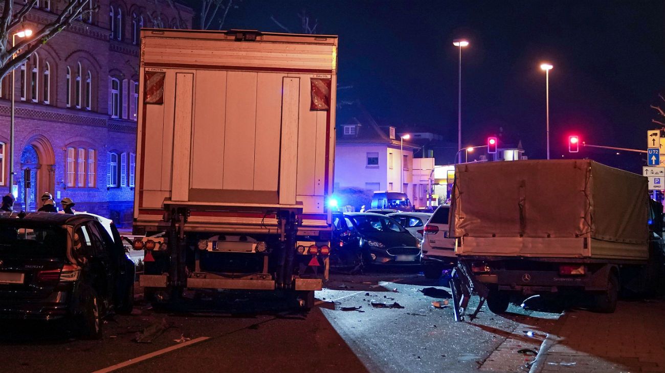 El camión se estrelló contra alrededor de nueve autos que estaban en un semáforo en rojo.