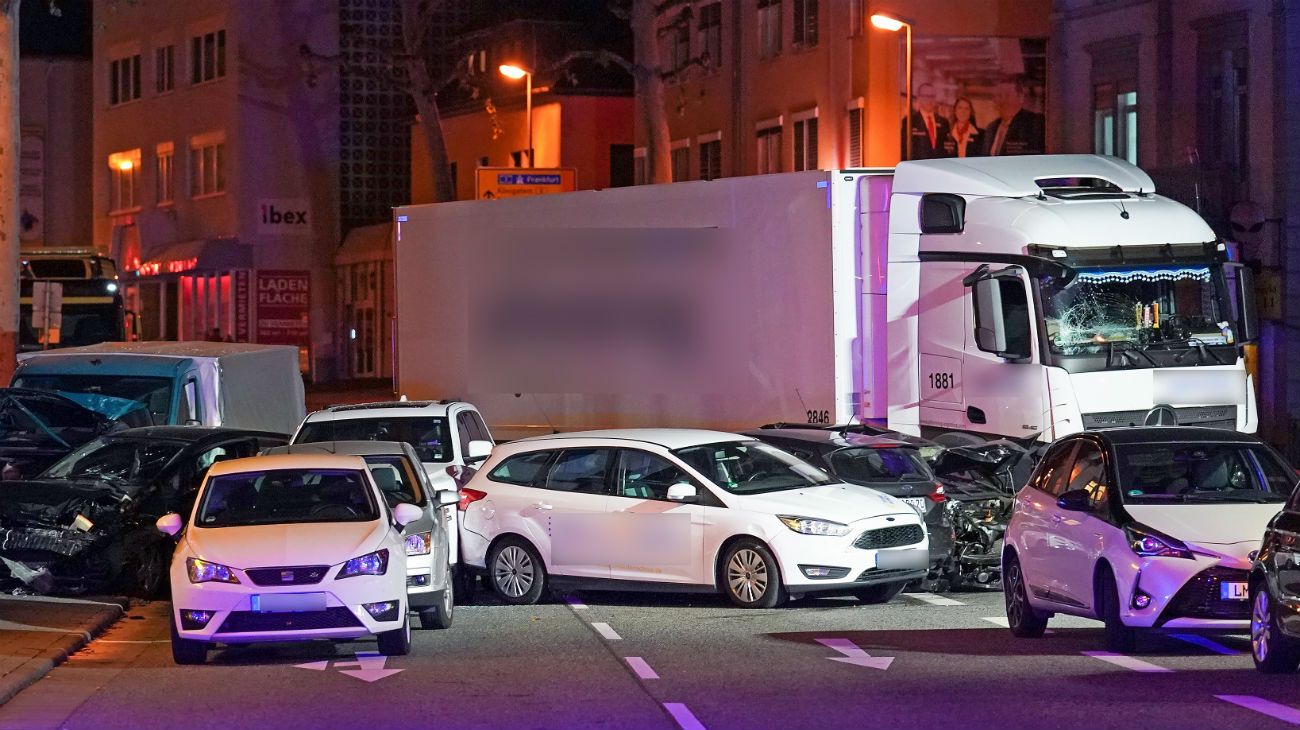 El camión se estrelló contra alrededor de nueve autos que estaban en un semáforo en rojo.