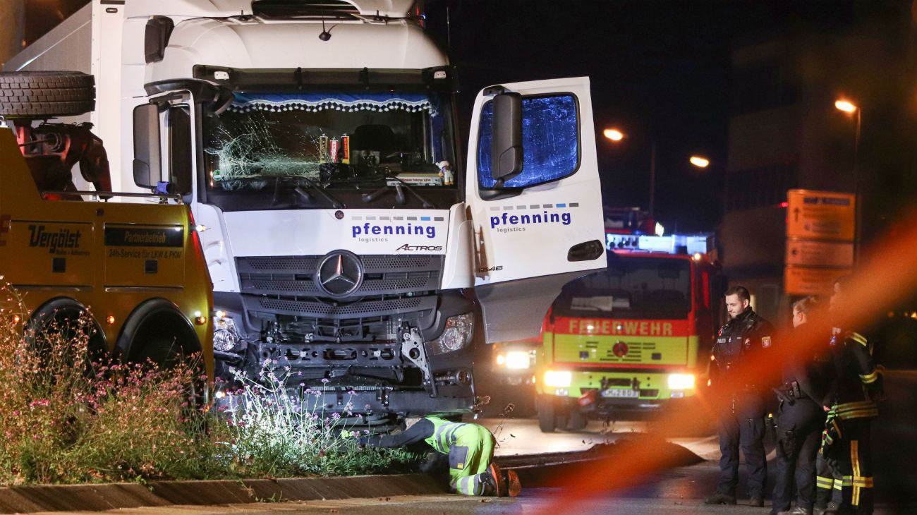 El camión se estrelló contra alrededor de nueve autos que estaban en un semáforo en rojo.