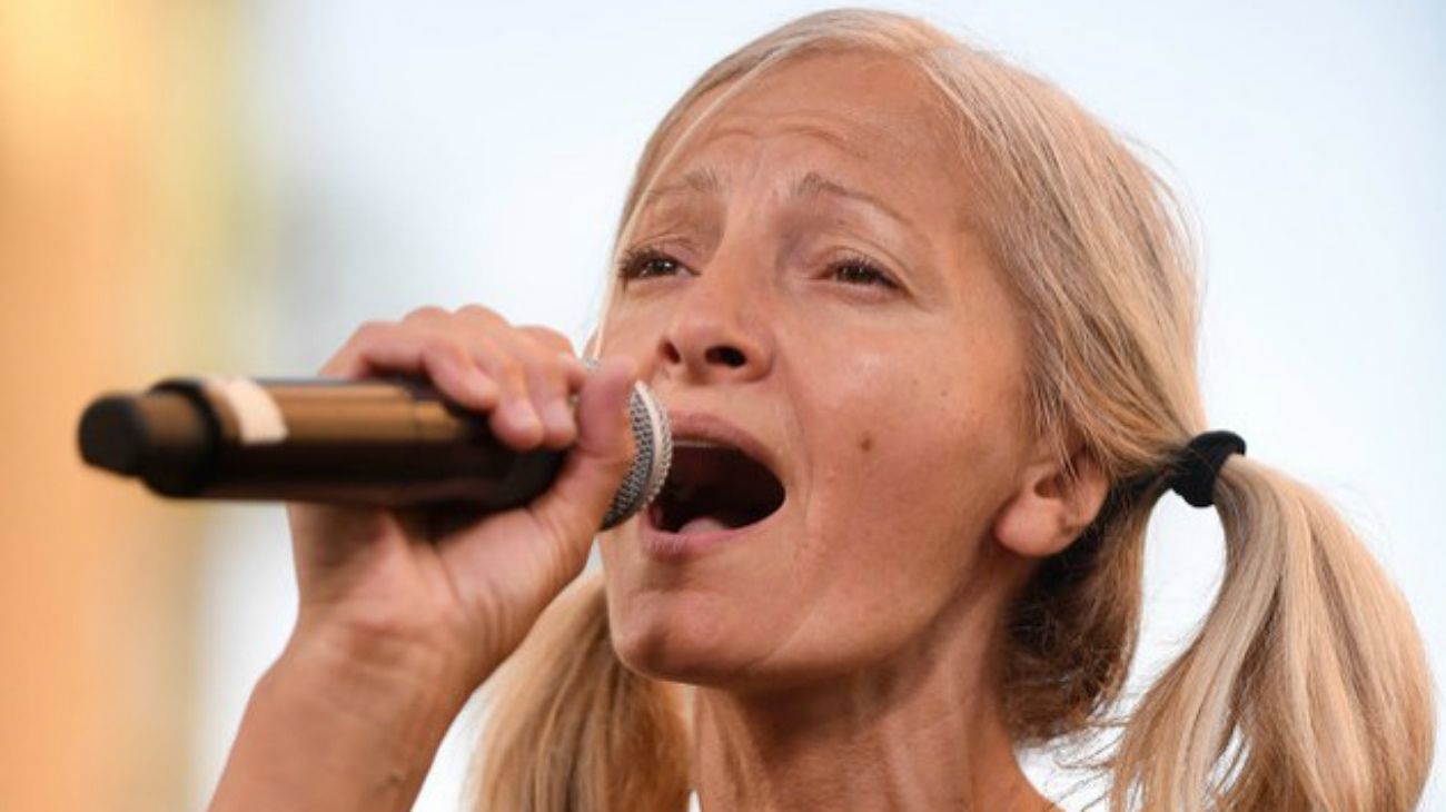 Emily Zamourka cantando en un evento