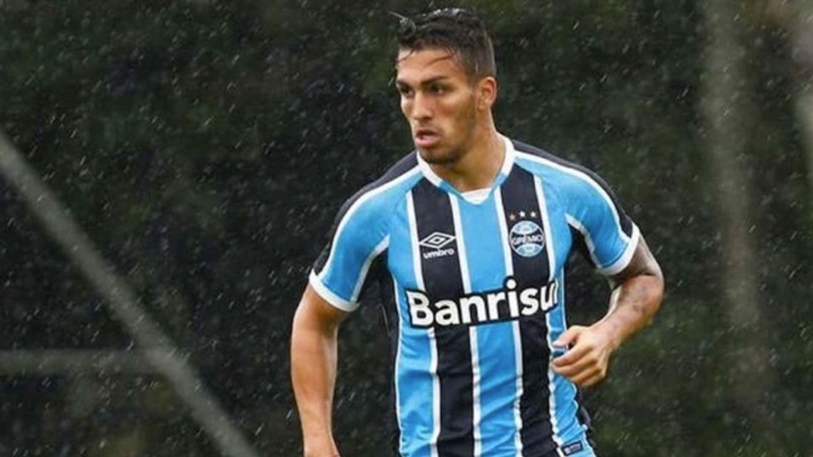 Argentine footballer Ezequiel Esperón has died after falling from the sixth floor of a building in Buenos Aires.