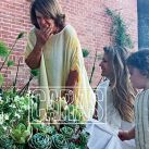 Isabel Macedo junto a su hija y su mamá preparan el "Día del la Madre"