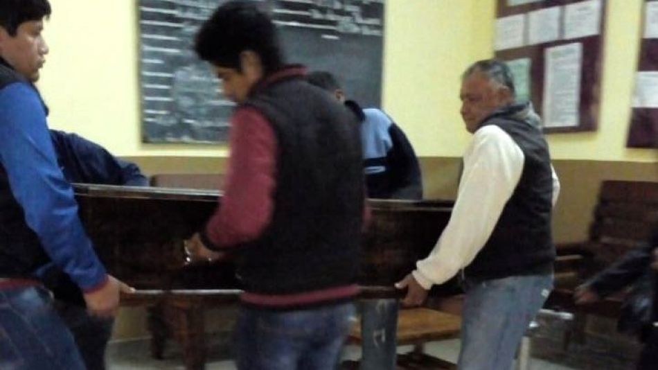 Llevan el féretro a la comisaría