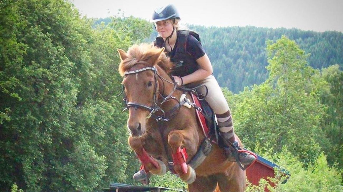 La joven de 18 años contó por Facebook que se comió a su caballo. 