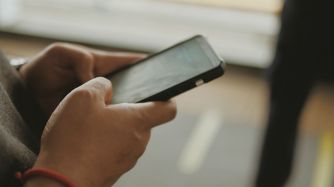 Padres y madres se unen al grupo de Whatsapp del curso de su hijo.