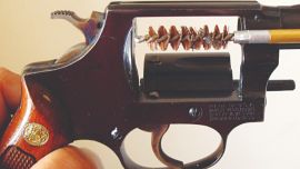 Un sencillo artilugio –confeccionado por nosotros mismos– evitará daños en la superficie del espaldón al utilizar la baqueta.