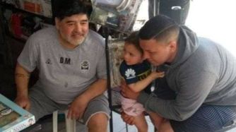 Diego Armando Maradona en un puesto de diarios