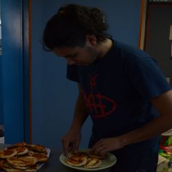 A student prepares pizza for fellow students occupying Escuela 728 in Puerto Madryn.