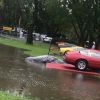 Algunos autos rodeados por el agua en Autoclásica