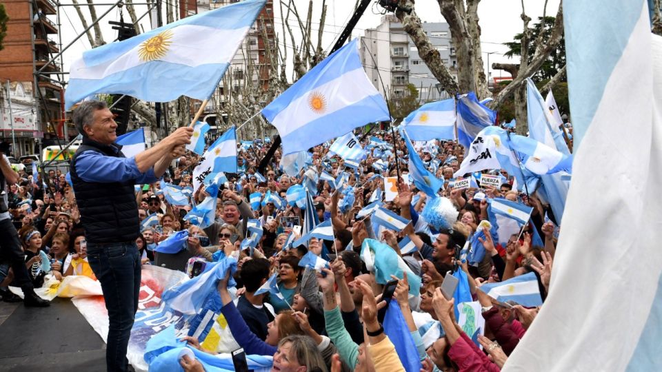 Macri visitó un hospital de Olavarría y encabezó una nueva marcha del "Sí se puede".