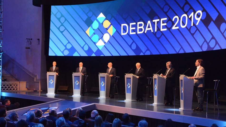 Candidatos en el estrado del debate 20191013