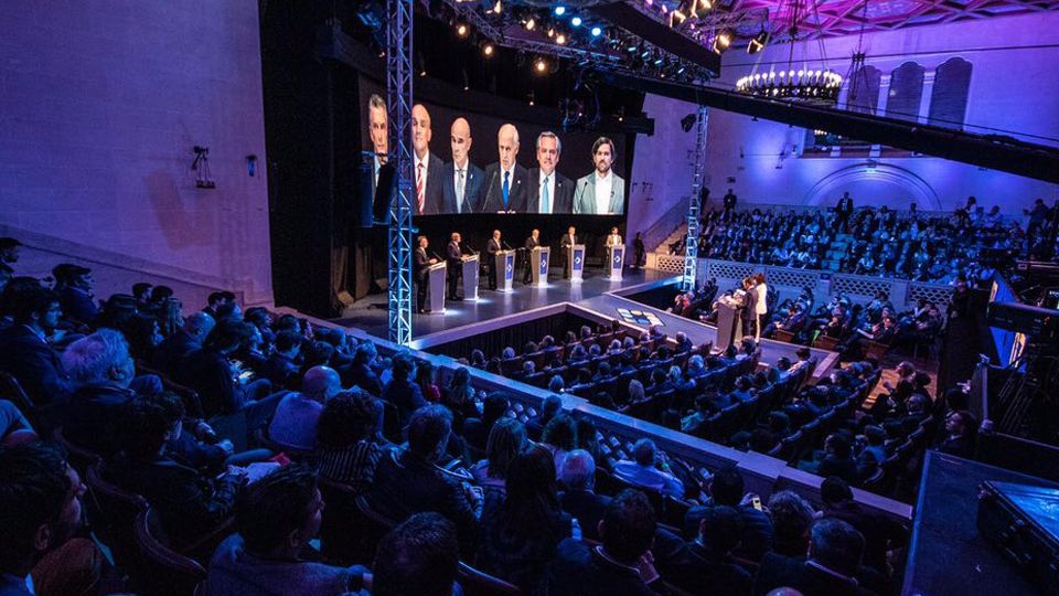 Vista general durante el debate en el Paraninfo de la UNL.