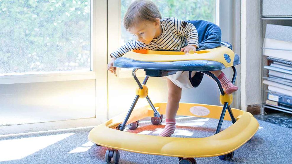 Pediatras les dicen no a los andadores para bebés