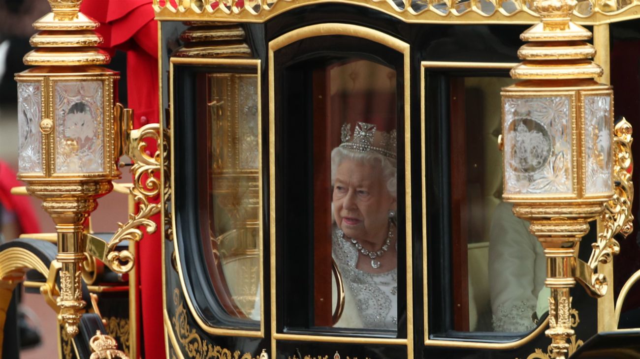 La reina Isabel en el Palacio de Wesminster durante la apertura de sesiones parlamentarias.