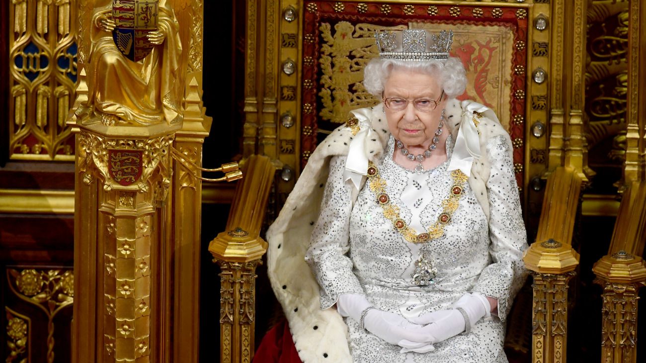 La reina Isabel en el Palacio de Wesminster durante la apertura de sesiones parlamentarias.