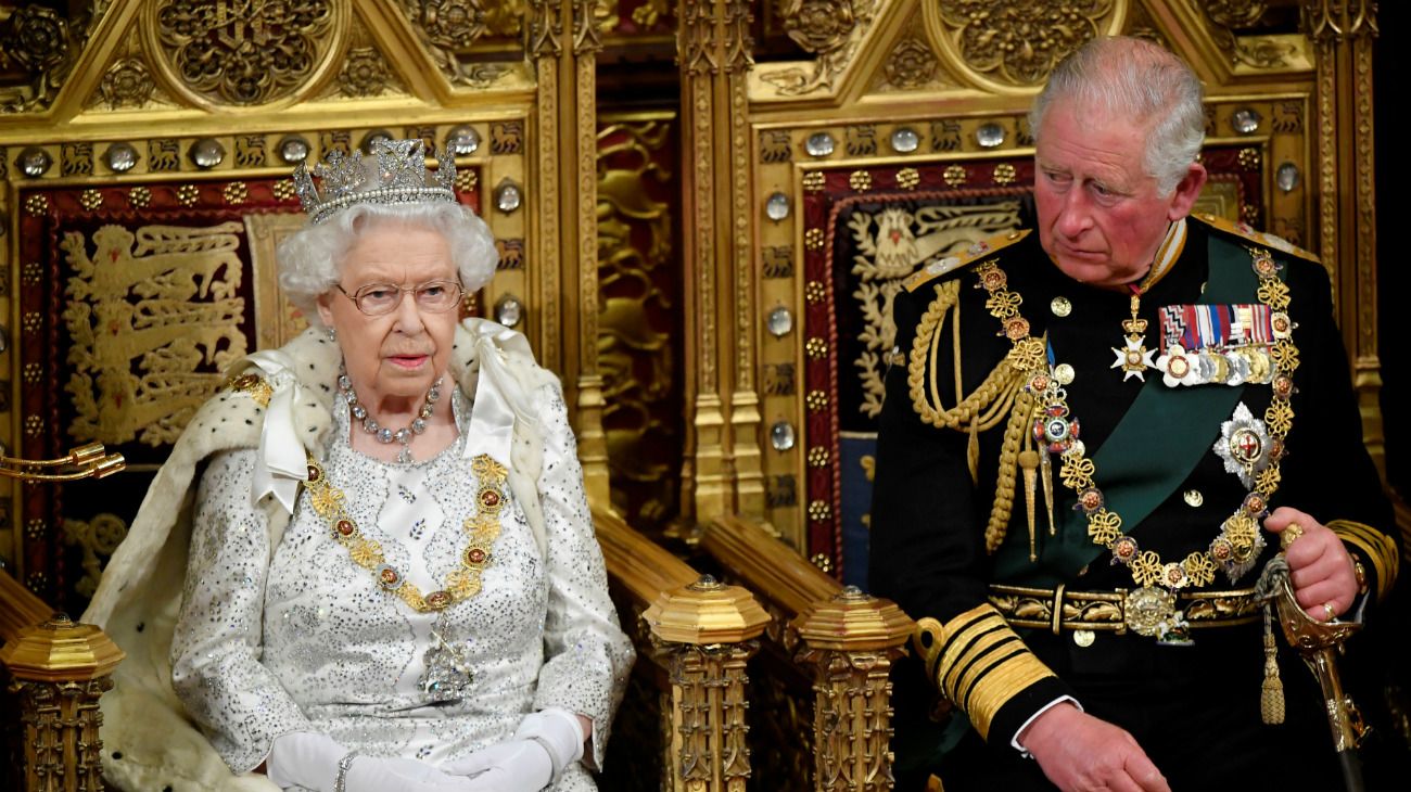 La reina Isabel en el Palacio de Wesminster durante la apertura de sesiones parlamentarias.