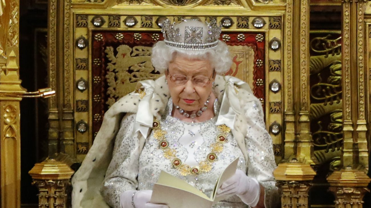 La reina Isabel en el Palacio de Wesminster durante la apertura de sesiones parlamentarias.