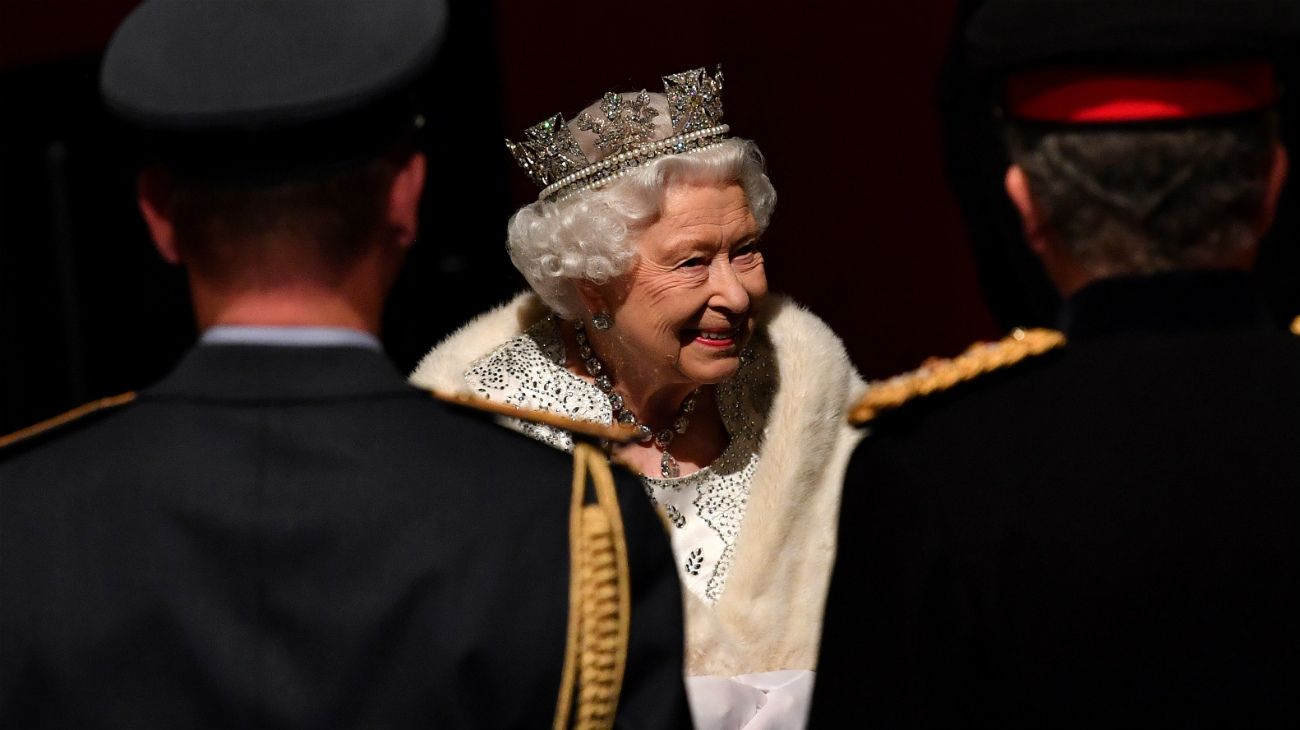 La reina Isabel en el Palacio de Wesminster durante la apertura de sesiones parlamentarias.