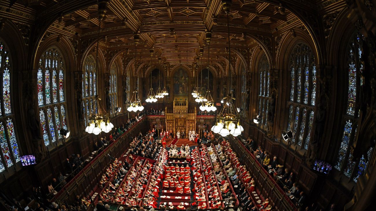 La reina Isabel en el Palacio de Wesminster durante la apertura de sesiones parlamentarias.