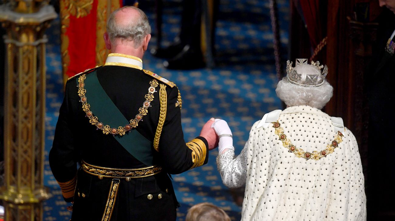 La reina Isabel en el Palacio de Wesminster durante la apertura de sesiones parlamentarias.