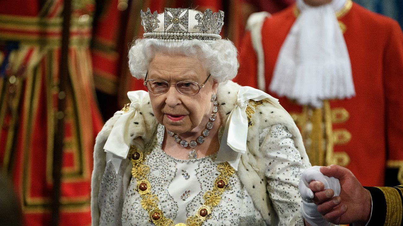 La reina Isabel en el Palacio de Wesminster durante la apertura de sesiones parlamentarias.