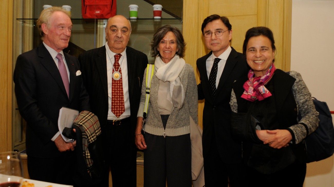 Con la medalla, Jorge Aufiero, presidente de la Academia Nacional de Ciencias de la Empresa.