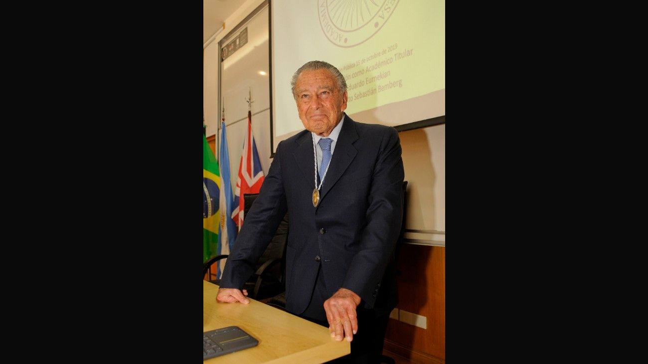 Eduardo Eurnekian con la medalla que lo distingue como miembro titular de la Academia de Ciencias de la Empresa.