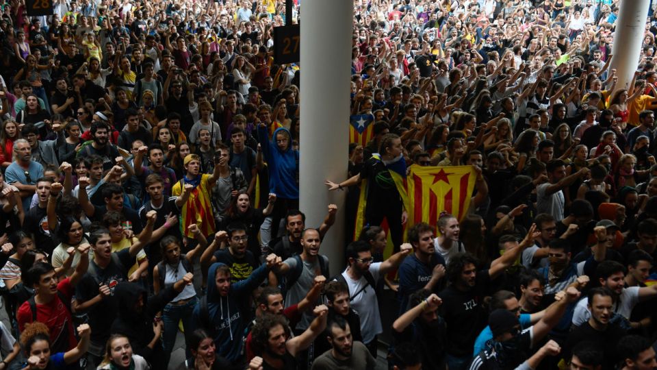 El aeropuerto de Barcelona fue inundado por manifestantes y se cancelaron 110 vuelos.