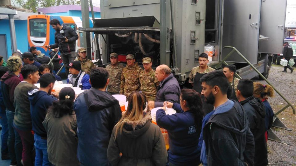 El Ministerio de Defensa también colabora en las tareas de asistencia a los damnificados por las inundaciones en La Matanza.