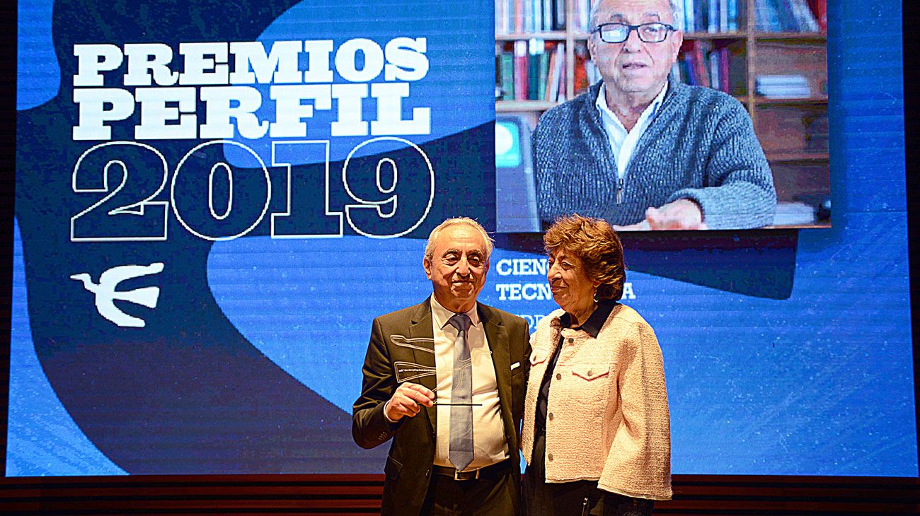 El Dr. Pedro Kahn recibió el Premio Perfil en el rubro Ciencia y Tecnología de parte de la médica y defensora de género de Diario Perfil, Mabel Bianco.