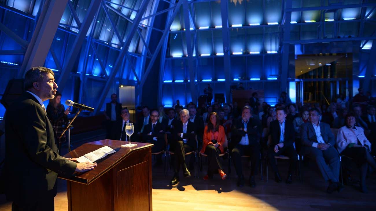 El jefe de redacción de Diario Perfil, Javier Calvo, en su discurso en los Premios Perfil 2019.