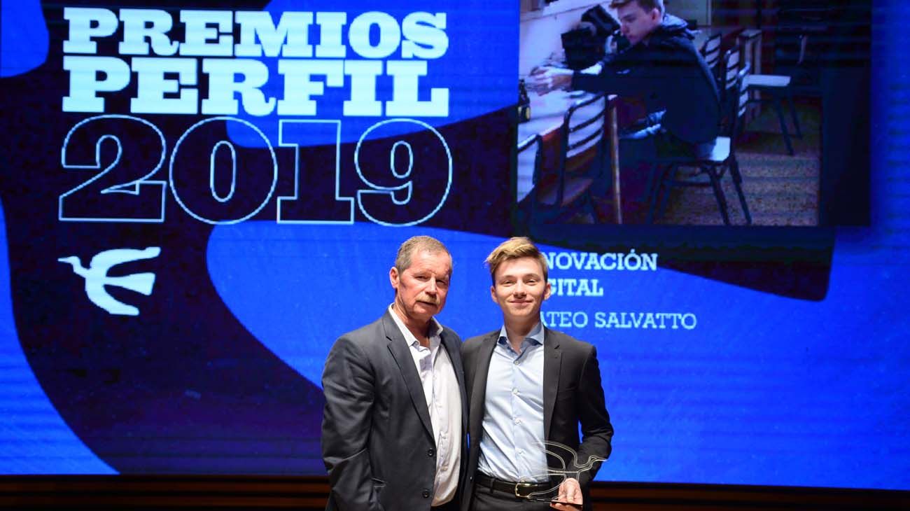 Juan Carr le entregó el Premio Perfil al joven desarrollador Mateo Salvatto, inventor de la app Háblalo, un traductor para personas con discapacidad.