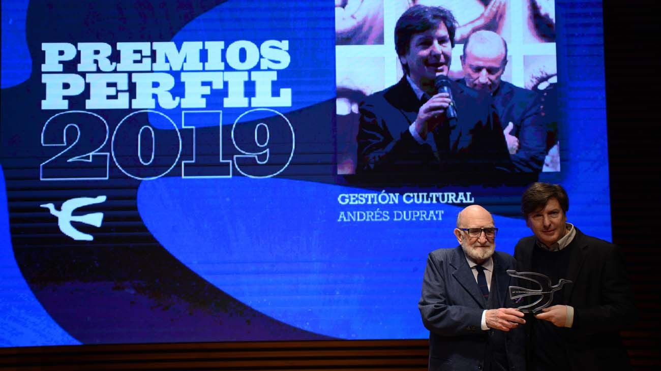 Andrés Duprat, director del Museo Nacional de Bellas Artes, recibe el Premio Perfil a la Gestión Cultural de manos del artista plástico Luis Felipe Noé.