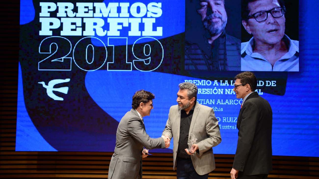 El CEO de Perfil Network, Jorge Fontevecchia, entrega el Premio Perfil a la libertad de expresión nacional, a Fernando Ruiz y Cristian Alarcón Casanova.